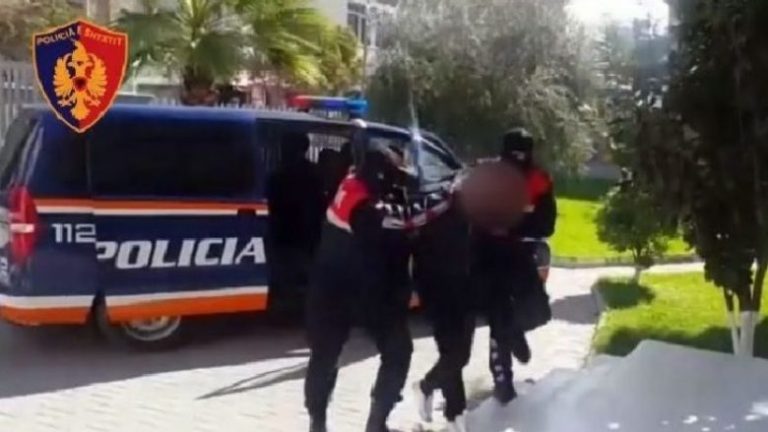 Kapen me 60 kilogram kanabis, arrestohen dy të rinj në Tiranë, shpallet në kërkim bashkëpunëtori