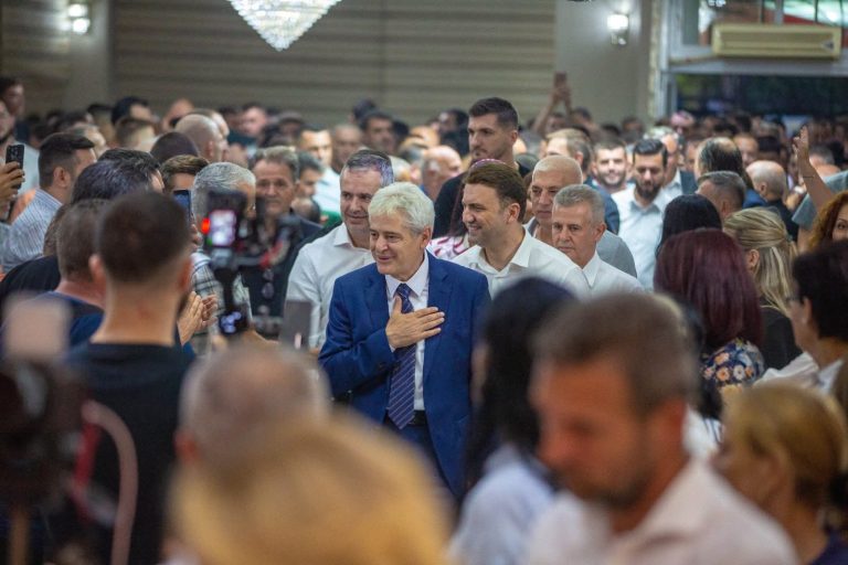Rrahje mes dy grupeve në takimin e BDI-së në Çair, në prani të Ali Ahmetit dhe Bujar Osmanit?!